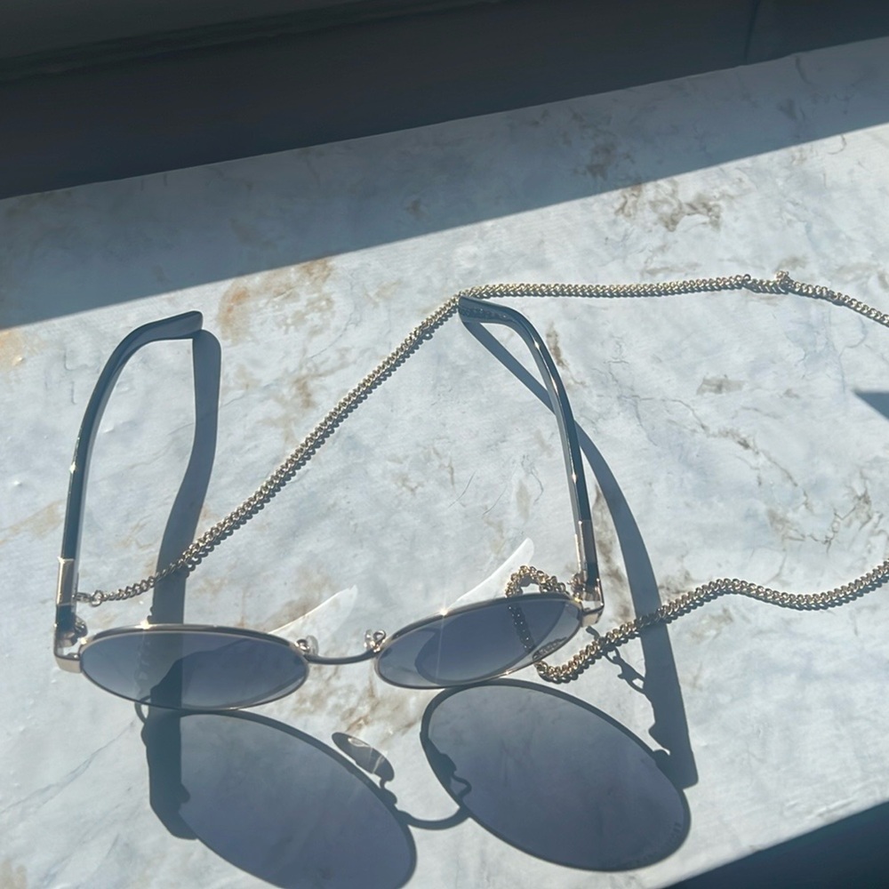 Elegant Marc Jacobs Sunglasses with chain